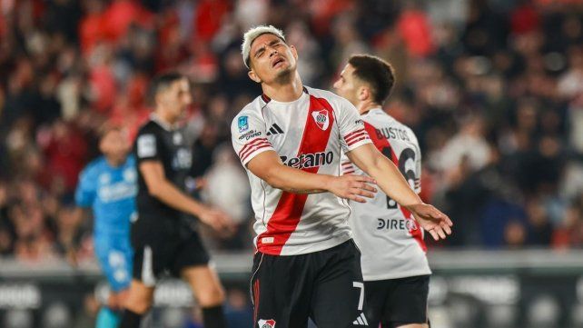 River perdió con Atlético Tucumán en el Monumental y se retiró silbado del estadio River perdió con Atlético Tucumán en el Monumental y se retiró silbado del estadio