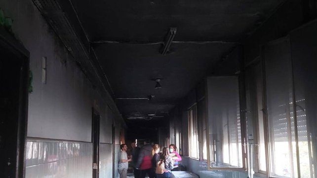 Un incendio en el Hospital San Roque provocó la evacuación urgente de mujeres embarazadas y bebés tras un desperfecto en una heladera. Un incendio en el Hospital San Roque provocó la evacuación urgente de mujeres embarazadas y bebés tras un desperfecto en una heladera.