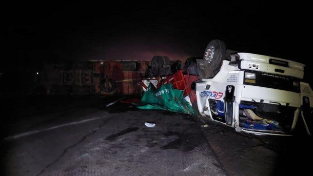 Un camión volcó en la Ruta 12. Un camión volcó en la Ruta 12.