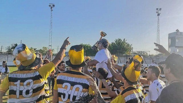 Los jugadores de Camatí festejaron en la cancha de Arsenal de Viale.