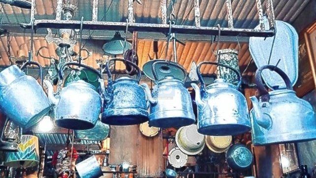 De todo como en botica. Entre los más de 5.000 artículos se encuentran carteles, pavas, perchas, adornos, cuadros.