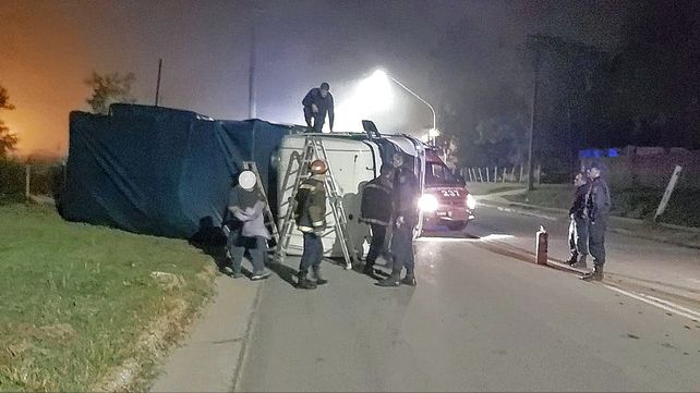 El siniestro vial ocurrió esta madrugada en Miguel David y Mihura de Paraná. El chofer es proveniente de Tucumán 