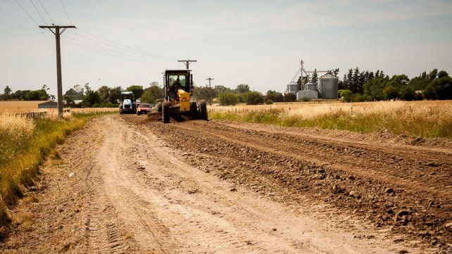 Recuperación. Maquinaria de Vialidad trabajando en la zona productiva cercana a la ciudad de Seguí.