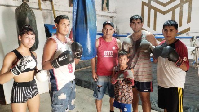 El organizador de la velada en Peñarol, Justo Martínez (al centro de la imagen), junto a sus pupilos. La entrada valdrá 4.000 pesos. El organizador de la velada en Peñarol, Justo Martínez (al centro de la imagen), junto a sus pupilos. La entrada valdrá 4.000 pesos.