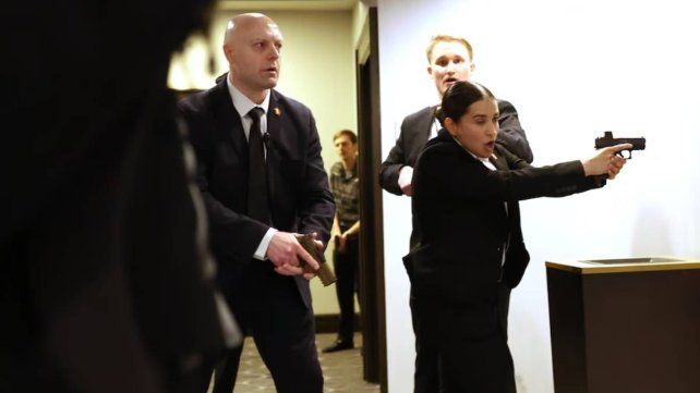 Fuerzas del orden intervienen durante la cena de corresponsales de la Casa Blanca en Washington. El FBI confirmó que el tirador fue detenido y su oficina de campo respondía al incidente. Fuerzas del orden intervienen durante la cena de corresponsales de la Casa Blanca en Washington. El FBI confirmó que el tirador fue detenido y su oficina de campo respondía al incidente. 