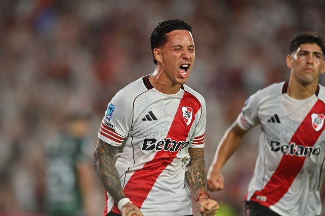Sebastián Driussi convirtió de taco para River. Sebastián Driussi convirtió de taco para River.