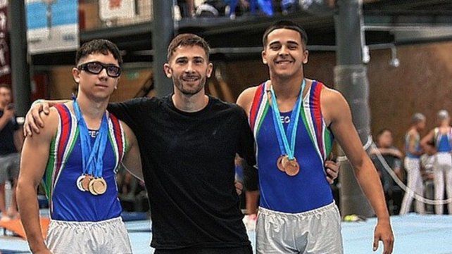 Tiago Mangia y Giovanni Giacomelli junto a su entrenador Maxi Llanes. Tiago Mangia y Giovanni Giacomelli junto a su entrenador Maxi Llanes.