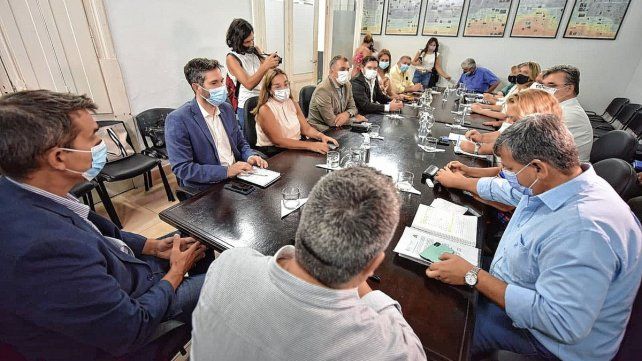 El gobierno provincial comunicó a los gremios docentes la nueva propuesta salarial. Se mantiene el aumento del 45,45 por ciento y se adelantan los aumentos que serán 8,08 en mayo, agosto y septiembre. El inicio del ciclo lectivo está garantizado