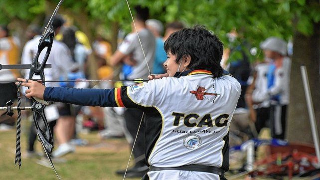 Arco y flecha. Francisco encontró en la arquería postura, respiración y concentración.