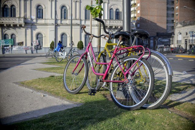 La plaza Mansilla fue recuperada para las personas pero necesita infraestructura para las bicicletas.