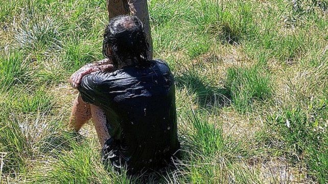 El joven fue rescatado por un funcionario de Prefectura Naval Argentina. El joven fue rescatado por un funcionario de Prefectura Naval Argentina.