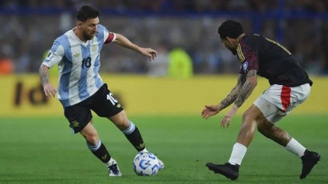 Argentina maneja los hilos del partido en La Bombonera. Argentina maneja los hilos del partido en La Bombonera.