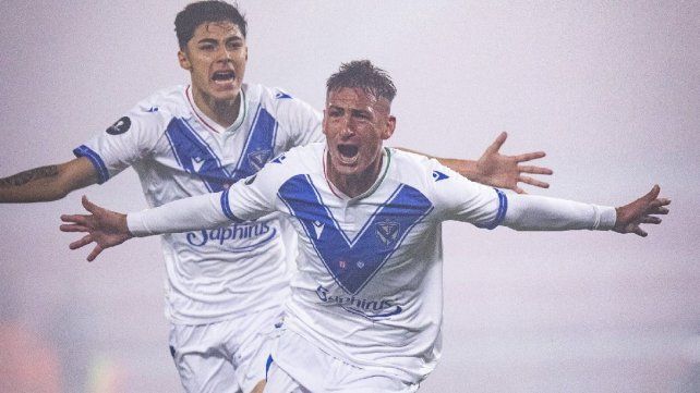Vélez campeón de la Supercopa: ganó la final bajo una intensa niebla. Vélez campeón de la Supercopa: ganó la final bajo una intensa niebla.