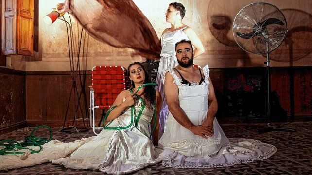 "Vagones transportan humo" reúne toda la desfachatez de Alejandro Urdapilleta.