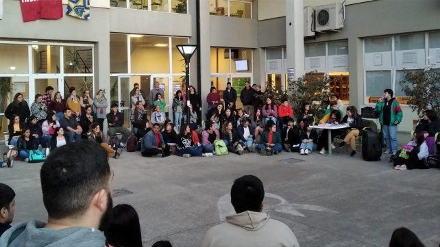 Puede parecer una obviedad, pero ante el crecimiento de discursos de ultraderecha, es imperioso recordarlo: en nuestro país, la educación es un derecho. Asamblea interclaustros en la facultad de Trabajo Social Puede parecer una obviedad, pero ante el crecimiento de discursos de ultraderecha, es imperioso recordarlo: en nuestro país, la educación es un derecho. Asamblea interclaustros en la facultad de Trabajo Social