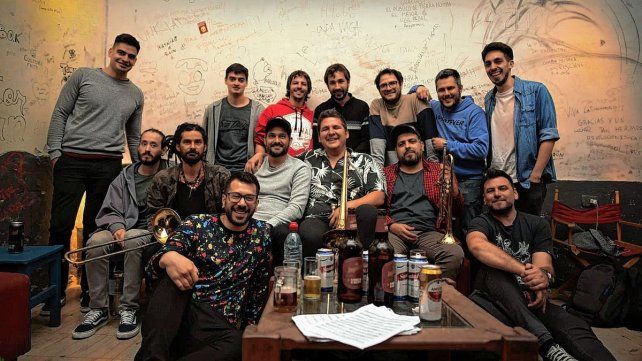 Renzo Montaña y los pájaros del patio junto a La de Bolsillo