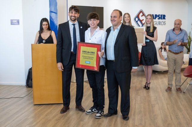 Santiago Halle, secretario de Gobierno municipal y José Manuel Miralpeix, Gerente Comercial de UNO, junto al piloto bicampeón, Exequiel Bastidas. Santiago Halle, secretario de Gobierno municipal y José Manuel Miralpeix, Gerente Comercial de UNO, junto al piloto bicampeón, Exequiel Bastidas.