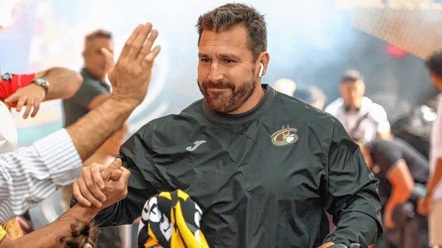 José García es saludado por los seguidores del Recoletas Burgos. José García es saludado por los seguidores del Recoletas Burgos.