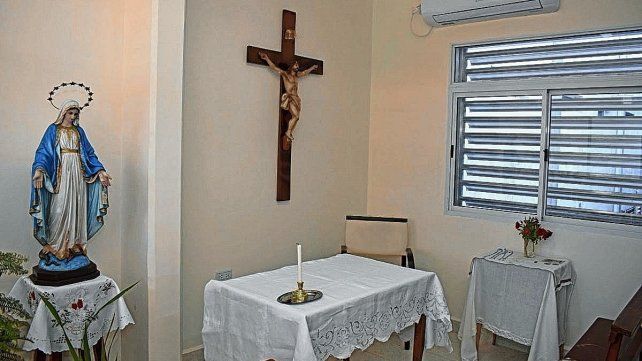 Espacio. Monseñor Juan Alberto Puiggari realizó la bendición de un nuevo oratorio en el Hospital San Martín de Paraná.  