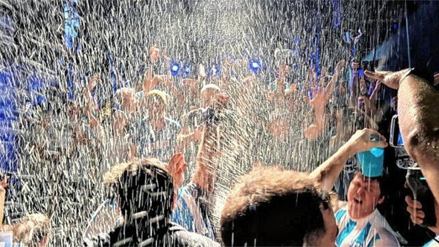 Las cinco comparsas mostraron su mejor performance. Luego se abrieron los sobres y se realizó el conteo de puntos: Papelitos arrasó en todas las categorías