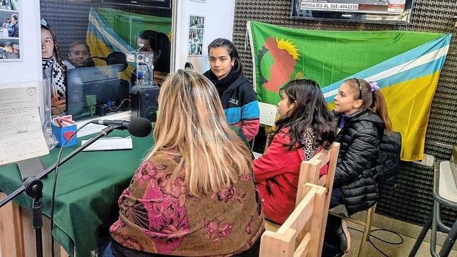 Curiosidad. Los alumnos se transforman en periodistas y llenan de preguntas a sus invitados.