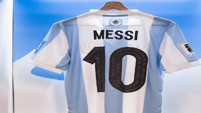 La Selección Argentina vestirá esta camiseta ante Perú. La Selección Argentina vestirá esta camiseta ante Perú.