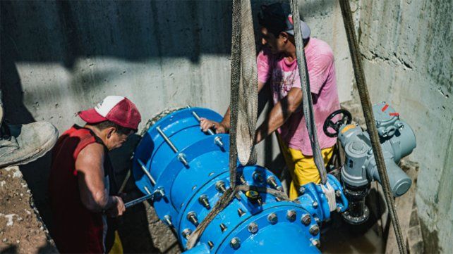 Colocan una nueva válvula inteligente. El trabajo es parte de la primera etapa del Plan de Optimización del Funcionamiento de la Red de Agua Potable en Paraná
