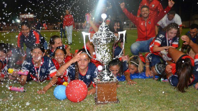 Las chicas de San Benito llevaron el trofeo provincial.