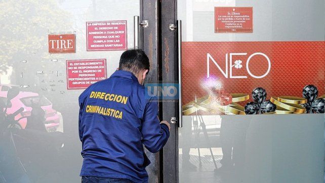Robo en el casino de calle Galán: la policía realiza las pericias.