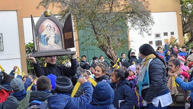 Visita. El padre Ariel Follonier llevó la imagen de Nuestra Señora de Schoenstatt a la escuela primaria Juan XXIII.