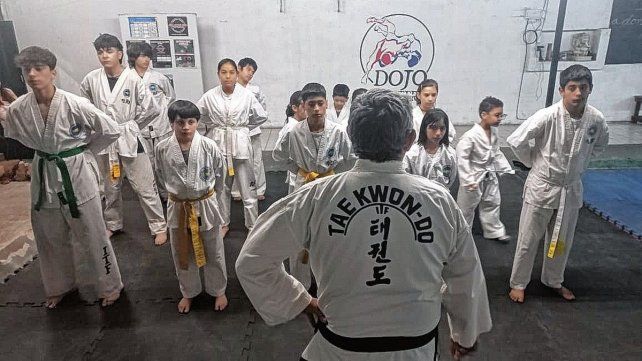 Sergio Moreira junto a sus alumnos. Sergio Moreira junto a sus alumnos.