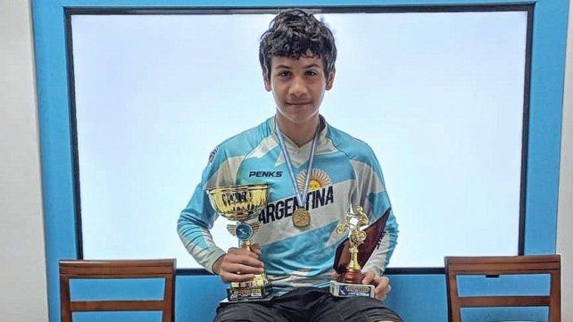 Jonás Fuentes salió segundo en el Argentino en la categoría Crucero de 15 a 16 años. Jonás Fuentes salió segundo en el Argentino en la categoría Crucero de 15 a 16 años.