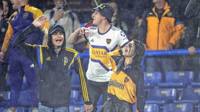 Los hinchas de Boca se quedaron alentando bajo la intensa lluvia en la Bombonera.