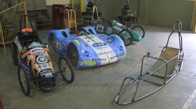 Colección. En la escuela exhiben los autos de los años anteriores.