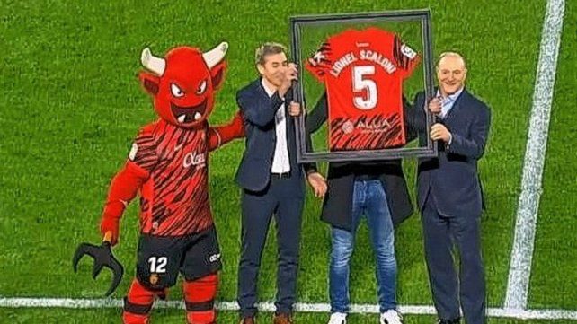 Lionel Scaloni recibió un regalo