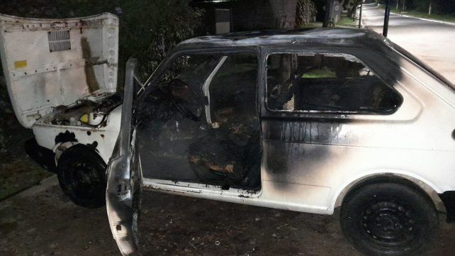 Detuvieron a un hombre por prender fuego un auto en La Paz. Detuvieron a un hombre por prender fuego un auto en La Paz.