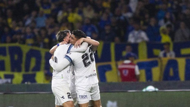 Vélez festejó en Córdoba ante Boca y pasó a la final Vélez festejó en Córdoba ante Boca y pasó a la final