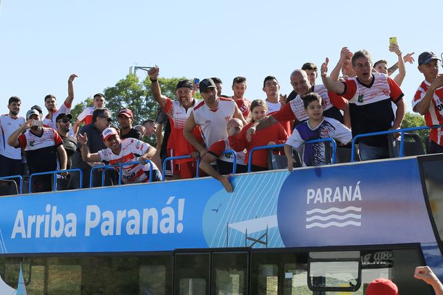 José Cáceres en la caravana de Atlético Paraná y charlando con Ovación desde colectivo José Cáceres en la caravana de Atlético Paraná y charlando con Ovación desde colectivo