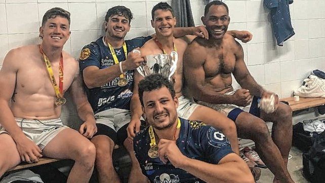 Martiniano Cian, con la copa en mano, junto a Baltazar Taibo, Mike Strenger, Miguel Lainz y Kalo Kalo Gavidi. Martiniano Cian, con la copa en mano, junto a Baltazar Taibo, Mike Strenger, Miguel Lainz y Kalo Kalo Gavidi.