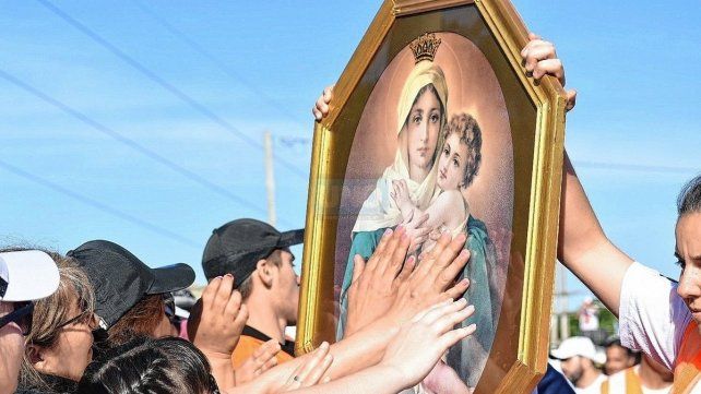 Nuestra Señora de Schoenstatt. La Mater que moviliza a los peregrinos a recorrer los 90 kilómetros de fe. Nuestra Señora de Schoenstatt. La Mater que moviliza a los peregrinos a recorrer los 90 kilómetros de fe.