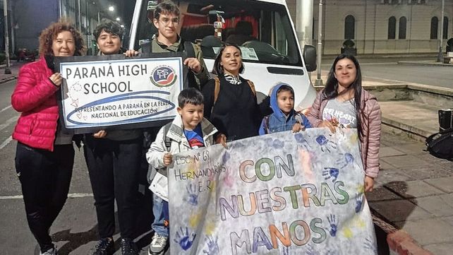 Representantes. De las escuelas Paraná High School y Hernando Arias de Saavedra de Hernandarias. Representantes. De las escuelas Paraná High School y Hernando Arias de Saavedra de Hernandarias.