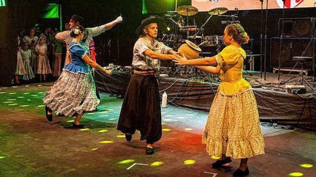 Una de las expresiones artísticas regionales con indumentarias típicas y danzas.