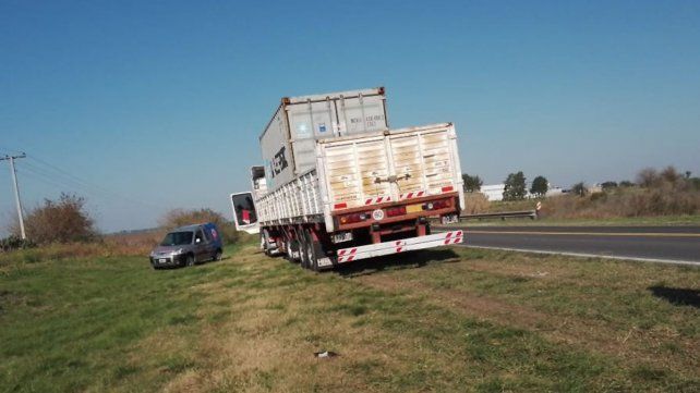 Un ciclista se arrojó al paso de un camión y se encuentra grave. Un ciclista se arrojó al paso de un camión y se encuentra grave.