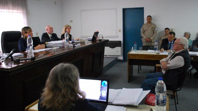 Sala de audiencias del TOF de Concepción del Uruguay en el comienzo del juicio. Sentado frente al estrado, el represor Jorge Alberto Rodríguez.
