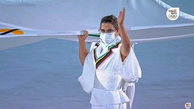 Paula Pareto una de las portadoras de la bandera olímpica.