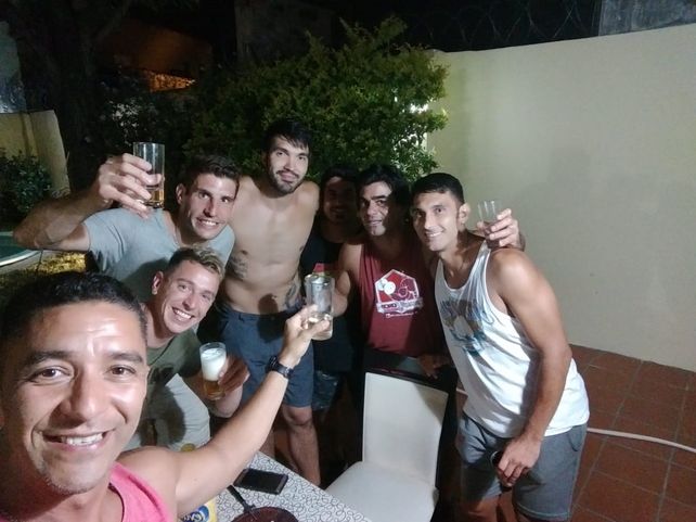 Despedida. Mariano Vaca, el Huevo Moreno, Hure, Zilli, el Mono Torcuati y el Mudo Reynoso, cerraron el año.