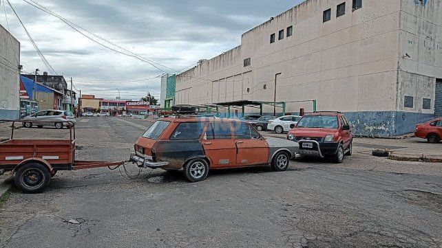 Calles cerradas. En las arterias aledañas al super, hay obstáculos por todos lados.