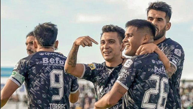Sarmiento le ganó a Defensa y sueña con la clasificación. Yair Arismendi y Julián Brea los goles, mientras que Ayala en contra sumó para el Halcón