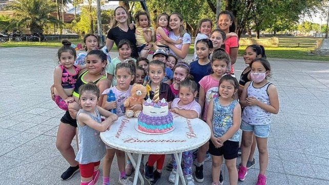 Julia Tactagi practica el deporte hace más de 13 años. Es profesora en la Fundación de Sol y se sigue especializando dentro del patín artístico.