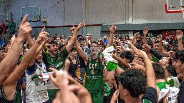 Los jugadores de Ciclista festejan la obtención del título. Los jugadores de Ciclista festejan la obtención del título.